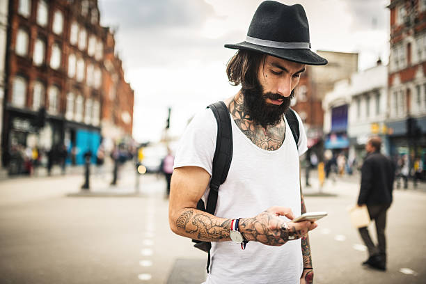 hipster messaggio di testo a londra - sensuality people mobile phone 30s foto e immagini stock