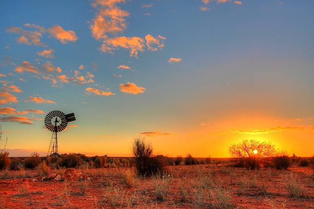 mulino a vento in remoto entroterra australiano - outback desert australia sky foto e immagini stock