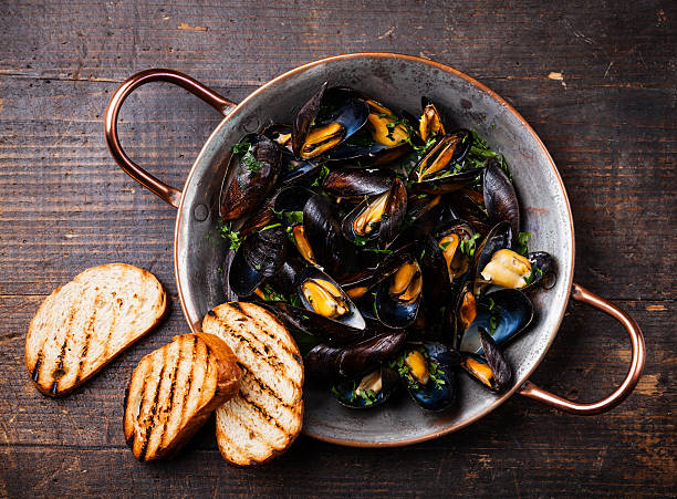 istock Mussels and bread toasts 505781132