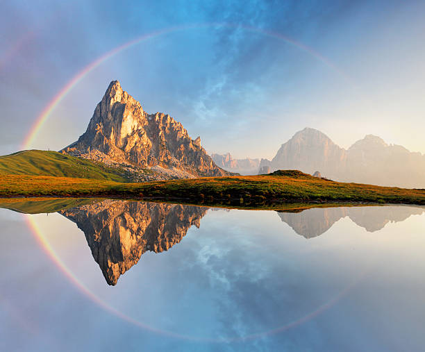 arco iris sobre las montañas, alpes dolomíticos lago reflexión, paso giau - belluno veneto european alps lake fotografías e imágenes de stock