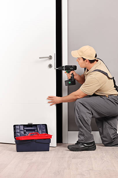 ślusarz instalacja zamka drzwi - men home interior screwdriver cable zdjęcia i obrazy z banku zdjęć
