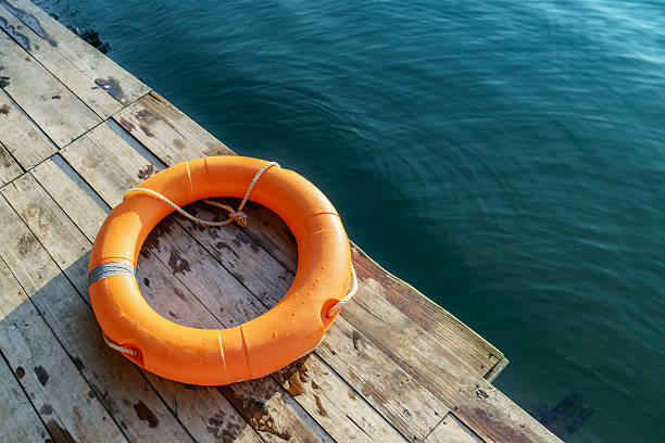 orange lifebuoy, alle wasser rescue bos-ausrüstung. - buoy safety rescue rubber stock-fotos und bilder