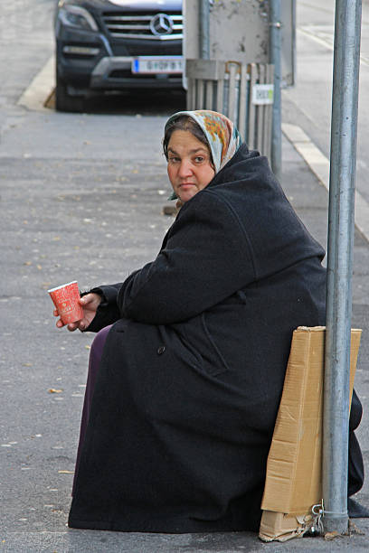 mujer al aire libre, las limosnas en graz, austria - headscarf islam senior adult east fotografías e imágenes de stock