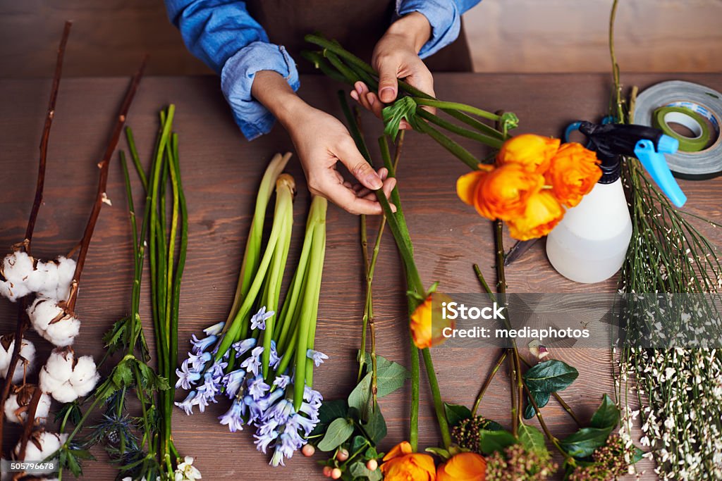 Travaillant avec des fleurs - Photo de Composition florale libre de droits