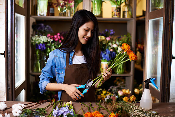 preparazione di fiori per arrangiare - flower shop flower flower market store foto e immagini stock