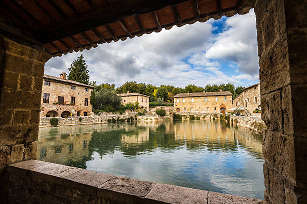 bagno vignoni, italia - lago termal fotografías e imágenes de stock
