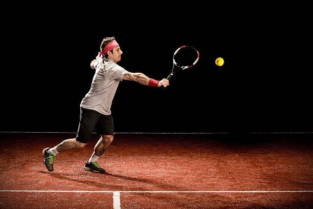 jugador de tenis de acción: revés volée - handsome man flash fotografías e imágenes de stock