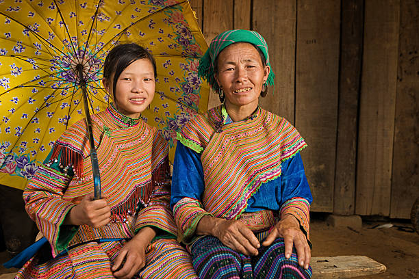 Vietnamese mother from Flower Hmong Tribe with her daughter Flower Hmong in traditional dress at the market in Bac Ha, Northern Vietnam miao minority stock pictures, royalty-free photos & images