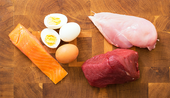 Reunirse, pescado, huevos en una mesa de cocina photo