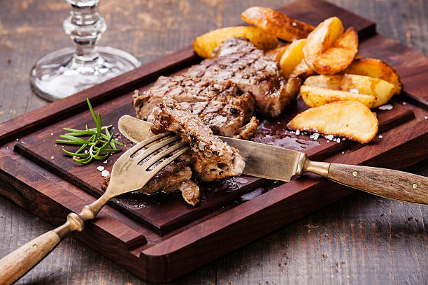 fette di new york bistecca con wedges - steak strip steak prepared potato grilled foto e immagini stock