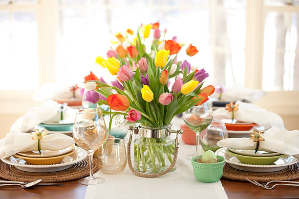 ostern eleganten ambiente esstisch mit vase mit tulpen - tulip bouquet stock-fotos und bilder
