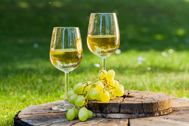 branco vinho com uvas na velha mesa de madeira - white wine wine white glass imagens e fotografias de stock