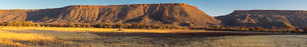 planalto waterberg no norte da namíbia - landscape panoramic kalahari desert namibia imagens e fotografias de stock