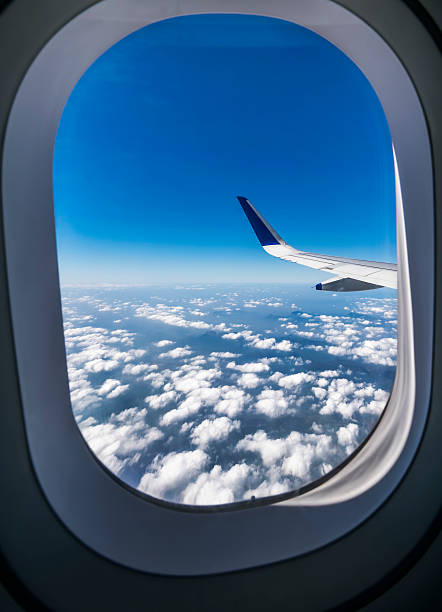 widok przez okno pasażera. - airplane window looking through window indoors zdjęcia i obrazy z banku zdjęć