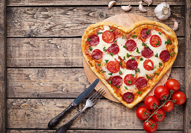 en forma de corazón pizza de chorizo con tomate y queso mozzarella, en vintage - sausage shaped fotografías e imágenes de stock