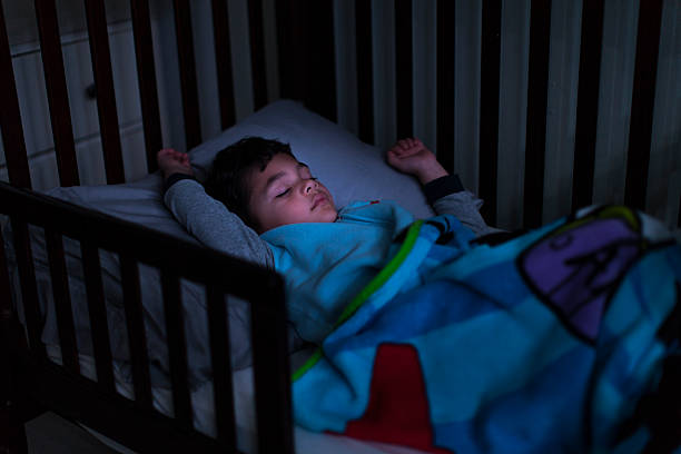 dobra noc: młody chłopiec spanie w łóżku - one little boy children only toddler little boys only zdjęcia i obrazy z banku zdjęć