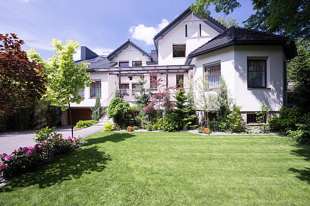 istock Modern house with garden 505826920
