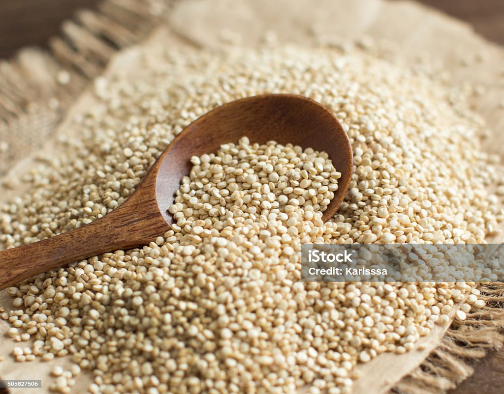 Pilha de Quinoa com uma colher de branco - Foto de stock de Alimentação Saudável royalty-free