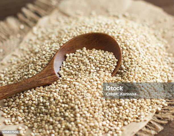 Foto de Pilha De Quinoa Com Uma Colher De Branco e mais fotos de stock de Alimentação Saudável - Alimentação Saudável, Amarelo, Arroz Miúdo do Peru