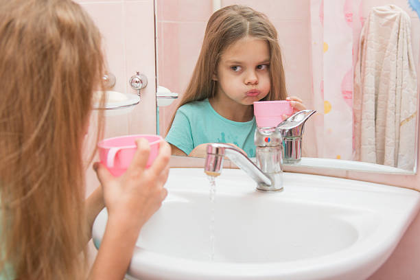 洗い流した後は、女の子くわえるブラッシング - smiling human teeth toothbrush moving up ストックフォトと画像