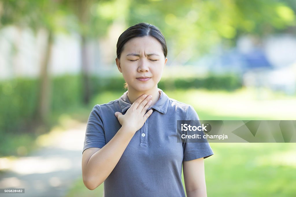 Mal de gorge femme au parc - Photo de Adulte libre de droits