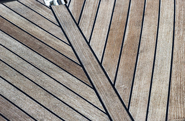 Drewnianym tarasem Jacht – zdjęcie
