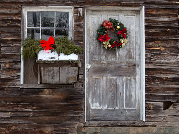 feste invernali - barn red old door foto e immagini stock