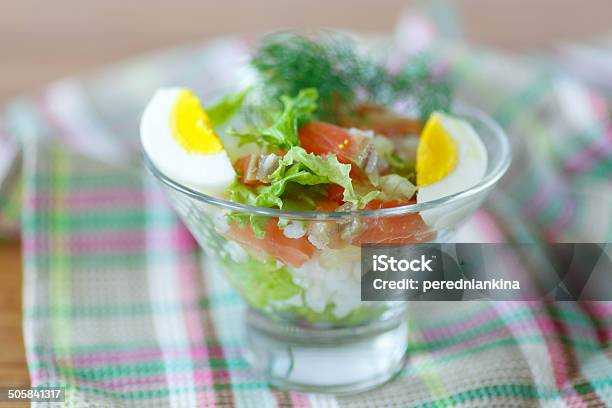 Insalata Con Salmone Con Verdure E Riso - Fotografie stock e altre immagini di Alimentazione sana - Alimentazione sana, Alimento affumicato, Aneto