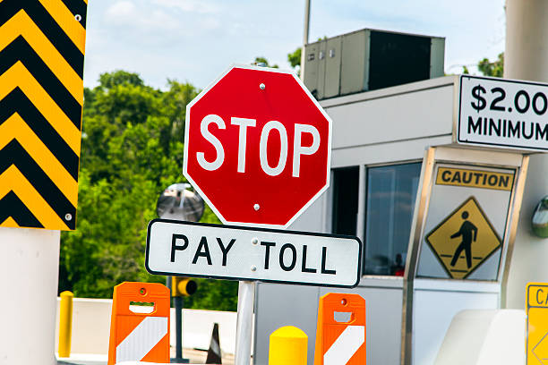 платная дорога подписать на платную мост в техасе - toll booth стоковые фото и изображения