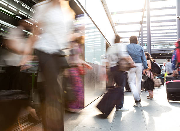 aeroporto di - london england on the move commuter rush hour foto e immagini stock