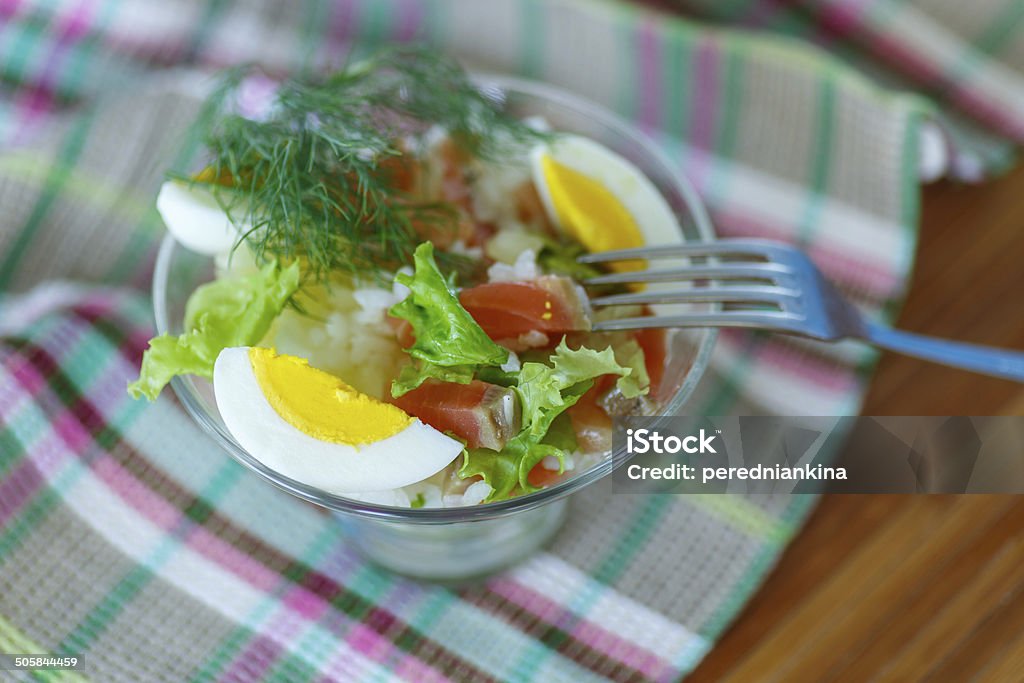 Salada com salmão e de arroz produtos hortícolas - Royalty-free Alface Foto de stock