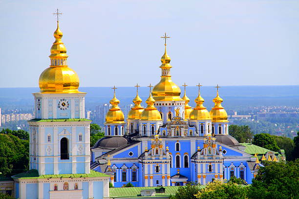 cattedrale di saint michael cupole dorate a kiev, ucraina - kyiv orthodox church dome monastery foto e immagini stock
