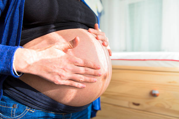 Frotar el vientre de mujer embarazada - foto de stock