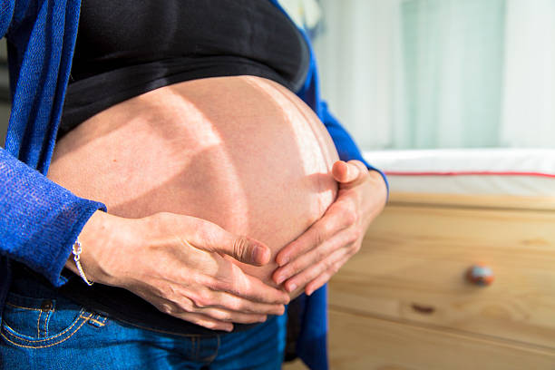 Frotar el vientre de mujer embarazada - foto de stock