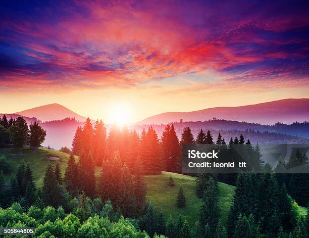 Sonnigen Mountain Landschaft Stockfoto und mehr Bilder von Abenddämmerung - Abenddämmerung, Abenteuer, Baum