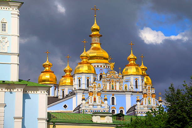 saint michael cathédrale du ciel menaçant-kiev, ukraine - beautiful famous place ideas construction photos et images de collection