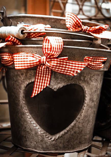 secchi con forma di cuore e fiocchetto a quadri rossi. viraggio. - dating valentines day second hand passion foto e immagini stock