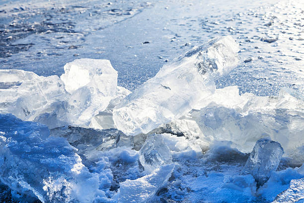 blocos de gelo, com a vantagem de desobstruir em frozen rio - water surface standing water waters edge water - fotografias e filmes do acervo