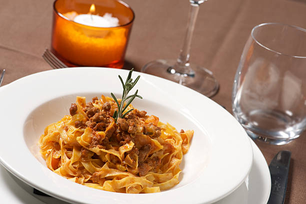тальятелле al ragù di cinghiale - dishware pasta tagliatelle beef стоковые фото и изображения
