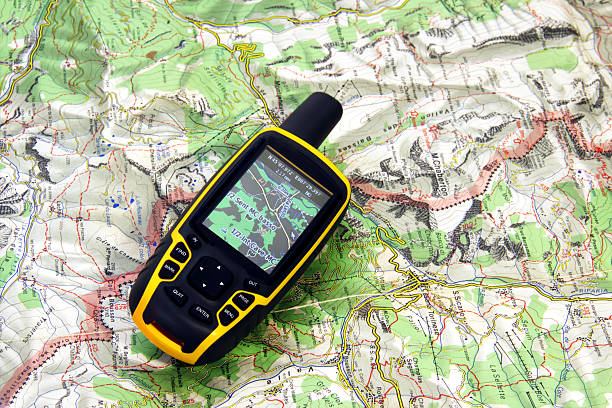 récepteur gps et carte. - course dorientation photos et images de collection