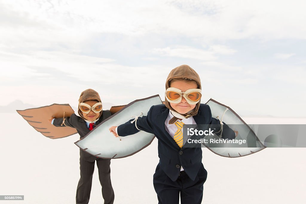 Jovens homens de negócios com asas de papelão - Foto de stock de Criança royalty-free