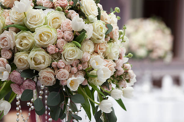bellissimi fiori sul tavolo di nozze giorno. - wedding centerpiece foto e immagini stock