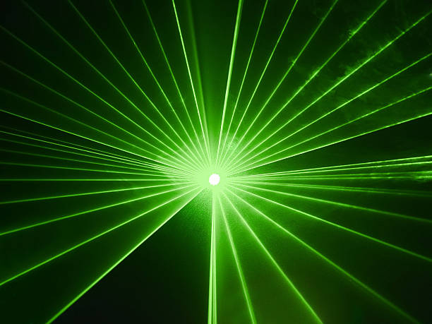 imagem abstrata de luzes de discoteca - laser nightclub performance illuminated - fotografias e filmes do acervo