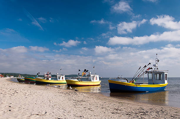 Barcos na praia - fotografia de stock