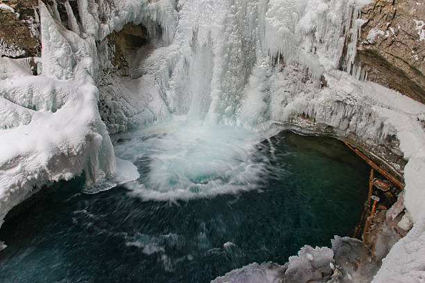 linda com neve coberta johnston canyon na rockies - lower falls imagens e fotografias de stock