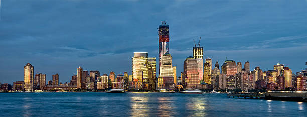нью-йорк skyline панорама на голубой час - 1wtc стоковые фото и изображения