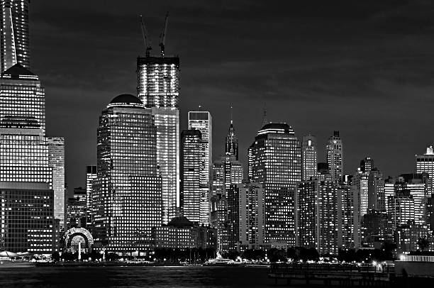 крупный план нью-йорк skyline в ночь - 1wtc стоковые фото и изображения