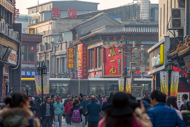 中国の人気レストラン「alley 華やかなネオンの看板で北京 - food chinese ethnicity street china ストックフォトと画像