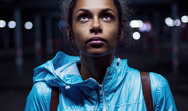 portret piękna dziewczyna w nocy - city street audio zdjęcia i obrazy z banku zdjęć