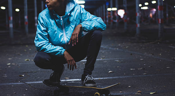 mädchen posieren auf skateboard - jacket child clothing fashion stock-fotos und bilder